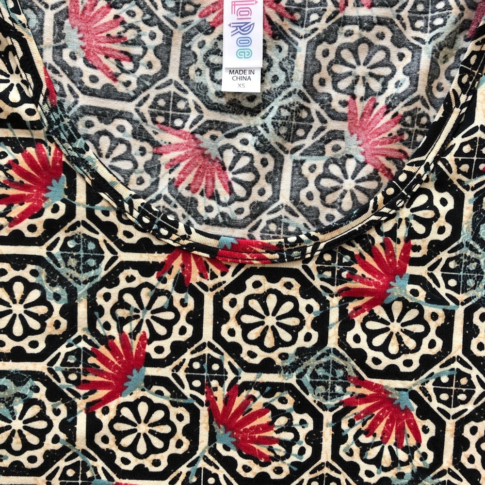 Xs LuLaRoe Classic T - EUC - Picture 2 of 3